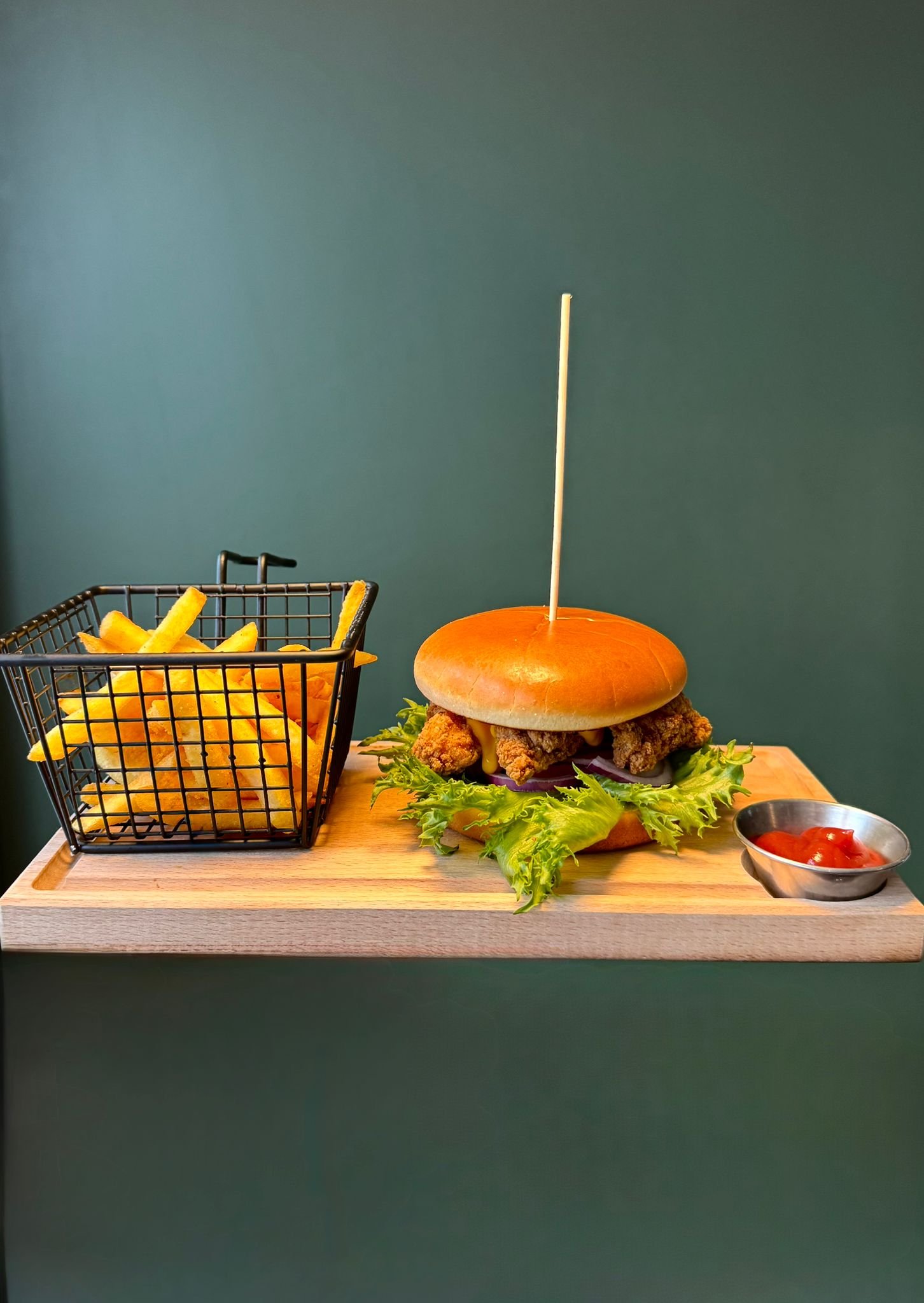 Crispy chicken burger med pommes